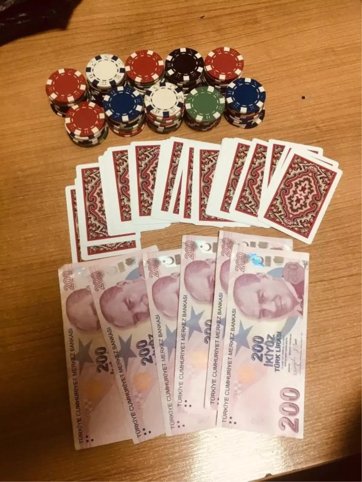 Kuşadası'nda kıraathanede kumar oynayan 8 kişiye ceza kesildi