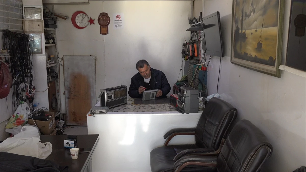 Sivas\'ta Antika Radyo Tamircisi Mesleğin Unutulmasından Endişeli