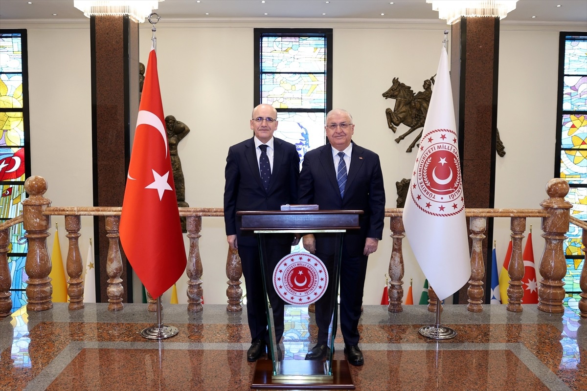 Aile ve Sosyal Hizmetler Bakanı ve Hazine ve Maliye Bakanı, şehitler için taziye ziyaretinde bulundu