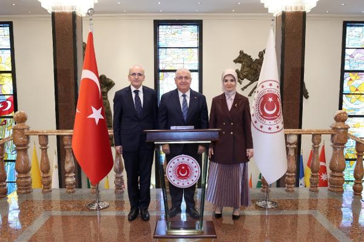 Hazine ve Maliye Bakanı Şimşek ve Aile ve Sosyal Hizmetler Bakanı Göktaş, şehitler için taziye ziyaretinde bulundu