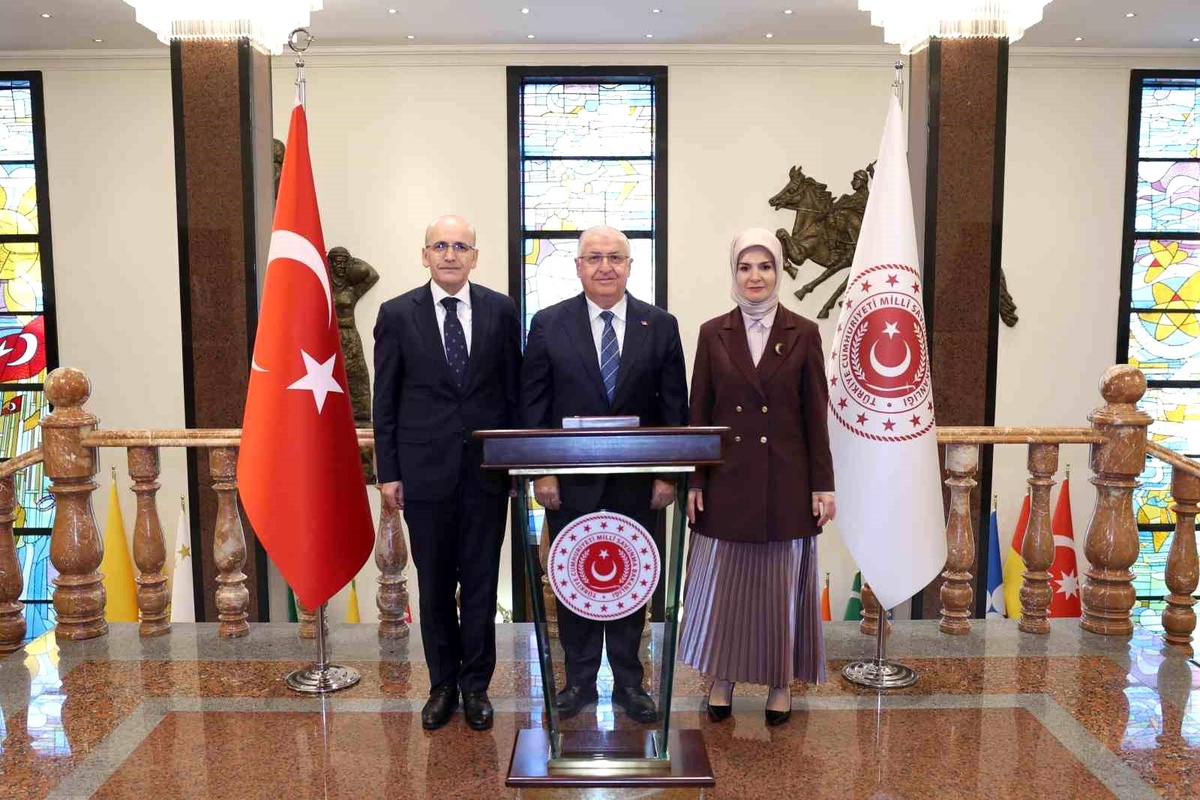 Hazine ve Maliye Bakanı Şimşek ve Aile ve Sosyal Hizmetler Bakanı Göktaş, şehit askerler için taziye ziyaretinde bulundu