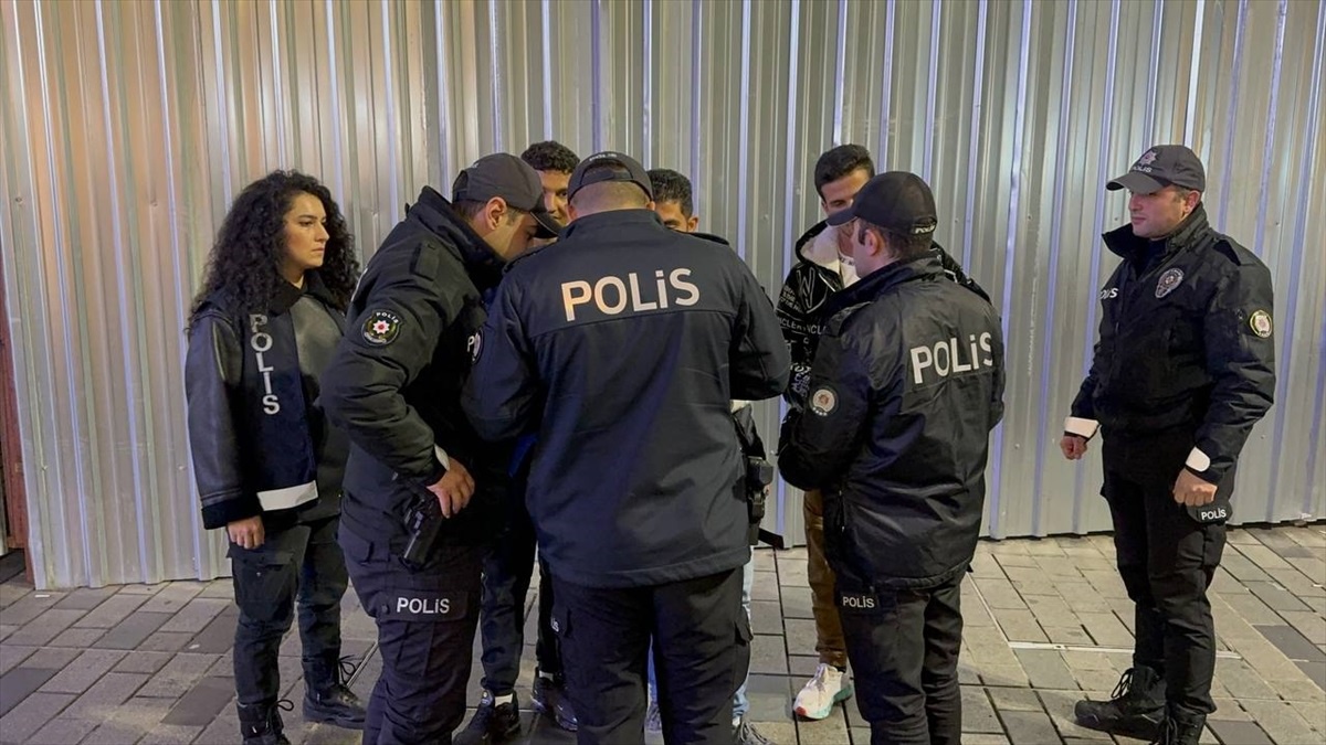 Beyoğlu\'nda Helikopter Destekli Düzensiz Göçmen Denetimi