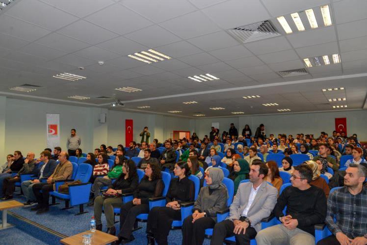 Bilecik Şeyh Edebali Üniversitesi\'nde \'Fosiller ve Coğrafya\' Semineri Düzenlendi