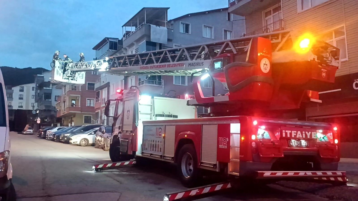 Kocaeli Körfez\'de 4 katlı binanın çatısında yangın çıktı