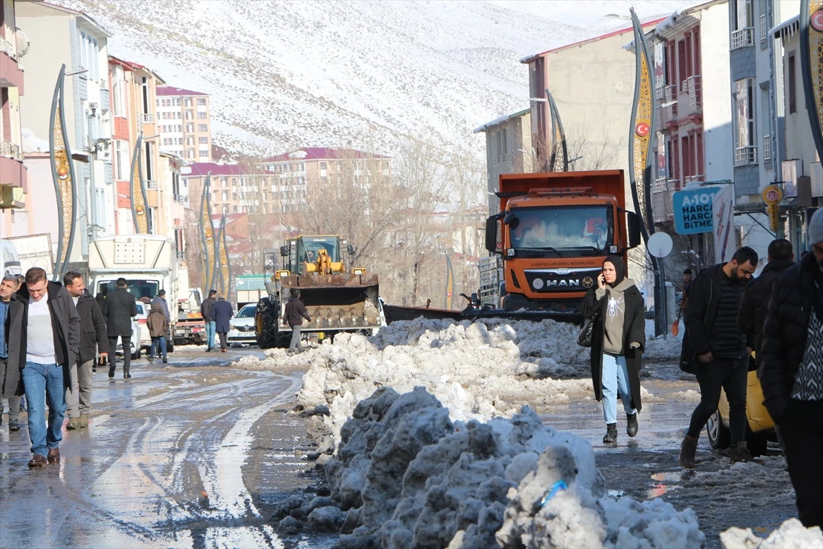 Bingöl\'ün Karlıova ilçesinde kar nedeniyle kapanan mahalle ve köy yolları ulaşıma açıldı