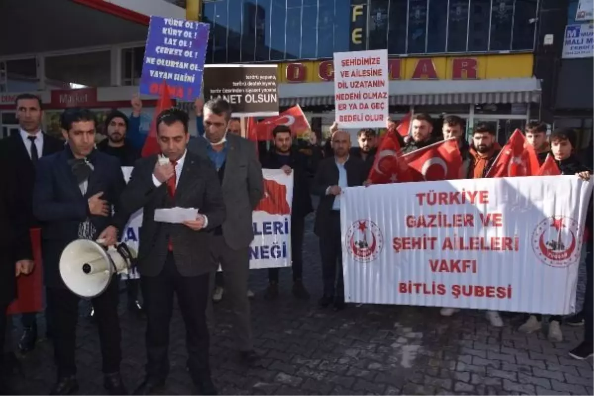 Bitlis\'te Gaziler ve Şehit Aileleri Vakfı Üyeleri HDP İl Binası Önünde Basın Açıklaması Yaptı