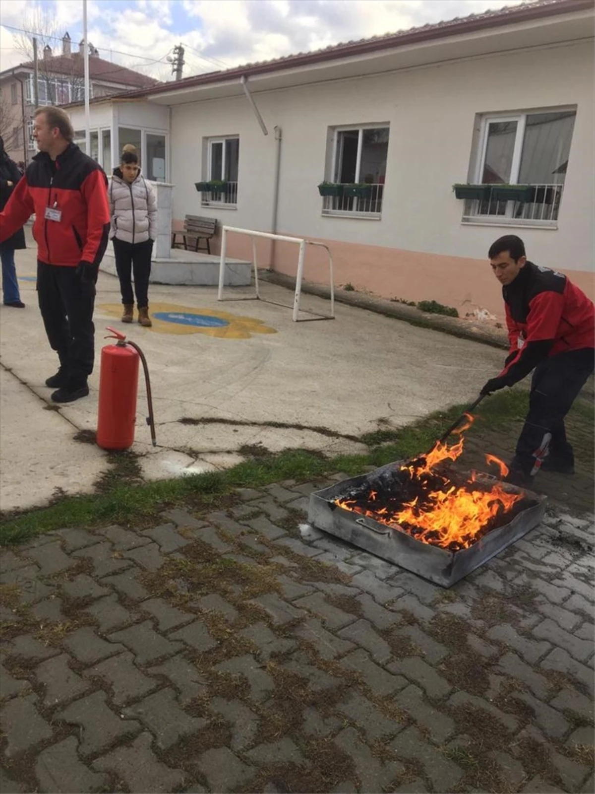 Bolu Sarıcalar Özel Eğitim Uygulama Okulu\'nda yangın söndürme tatbikatı gerçekleştirildi