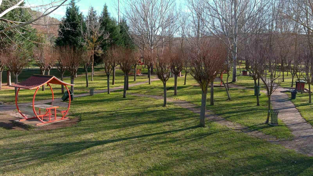 Bozüyük Belediyesi Yeşil Alanlarda Temizlik ve Bakım Çalışmalarına Devam Ediyor