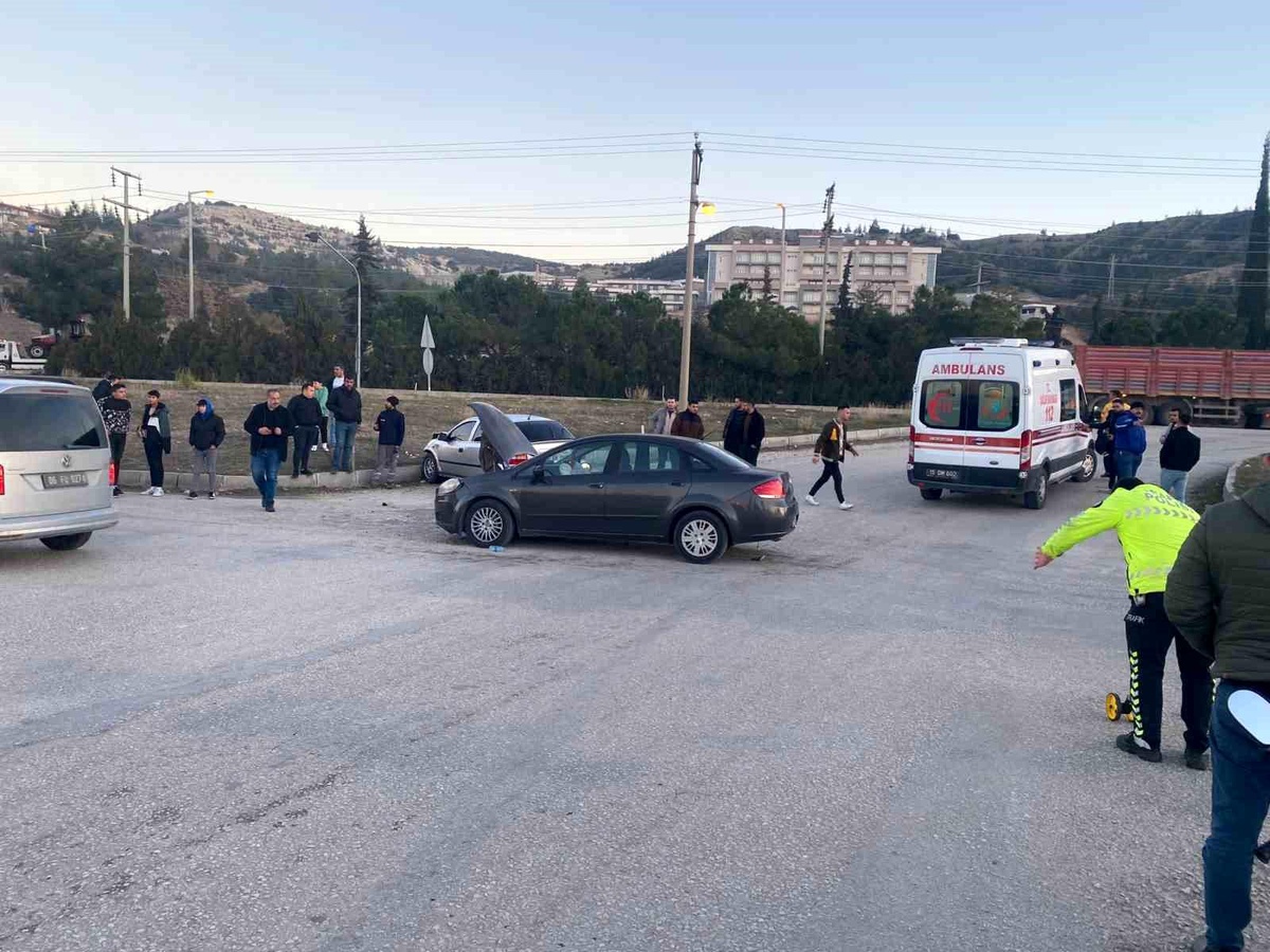 Burdur\'da kavşakta çarpışan otomobillerde 3 yaralı