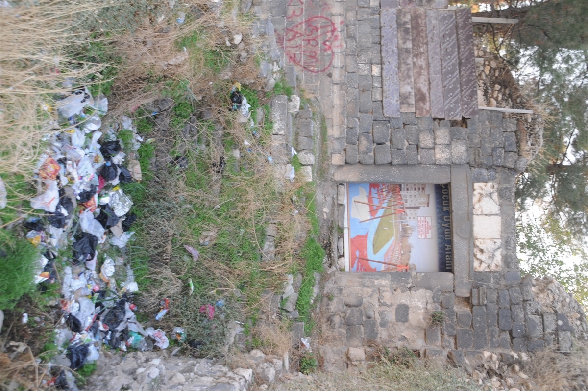 Şırnak\'ın Cizre ilçesindeki tarihi kale çöplerle kirletiliyor
