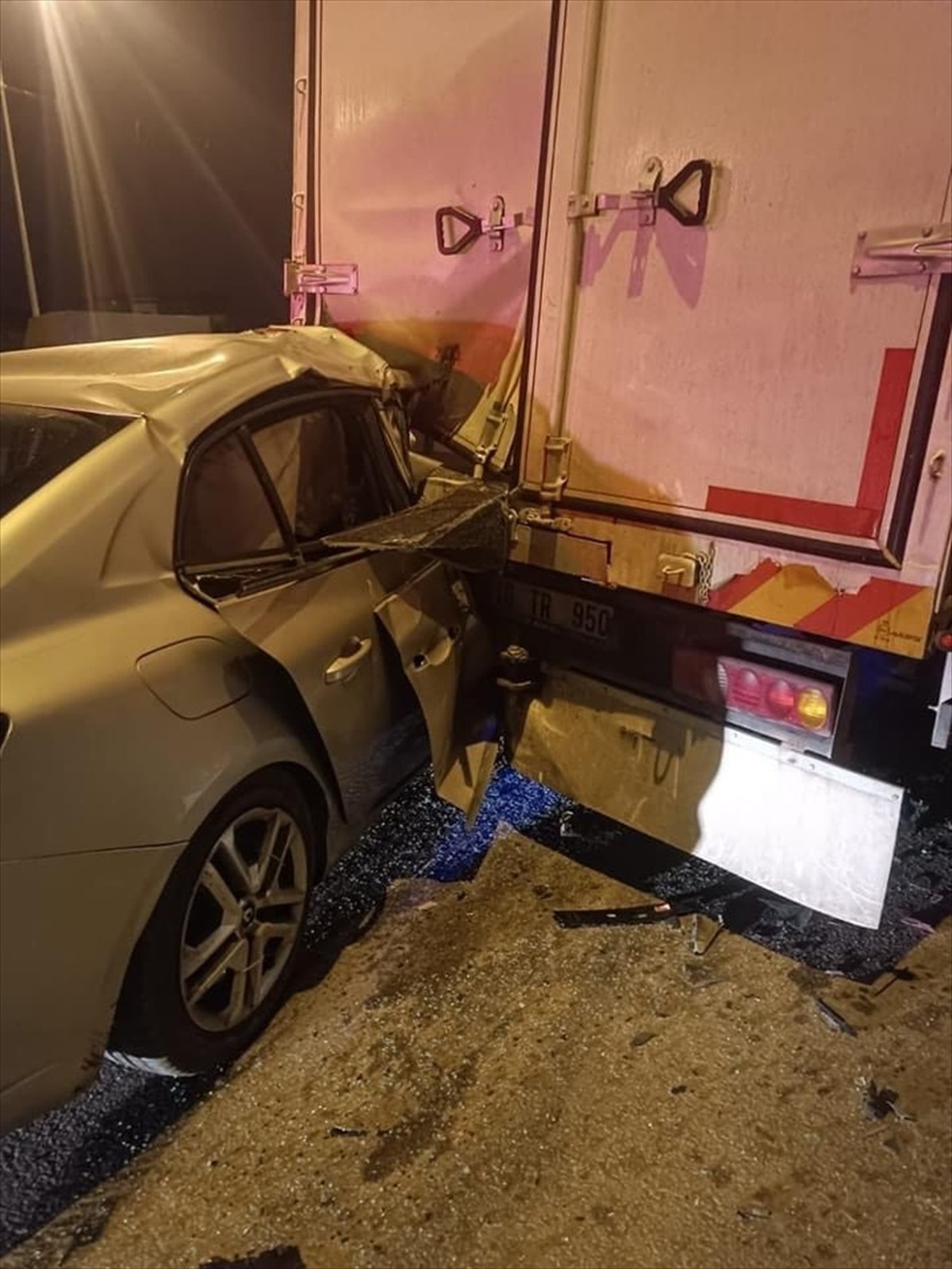 Denizli\'de otomobil kamyona çarptı: 1 ölü, 1 yaralı
