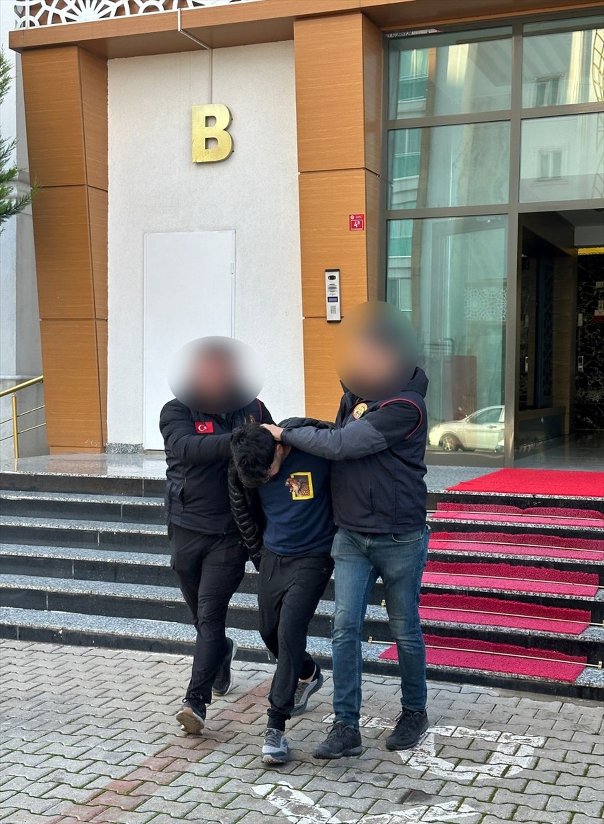 Diyarbakır\'da sosyal medyada şehitlere hakaret ve suç içeren paylaşımlarda bulunan şüpheli tutuklandı