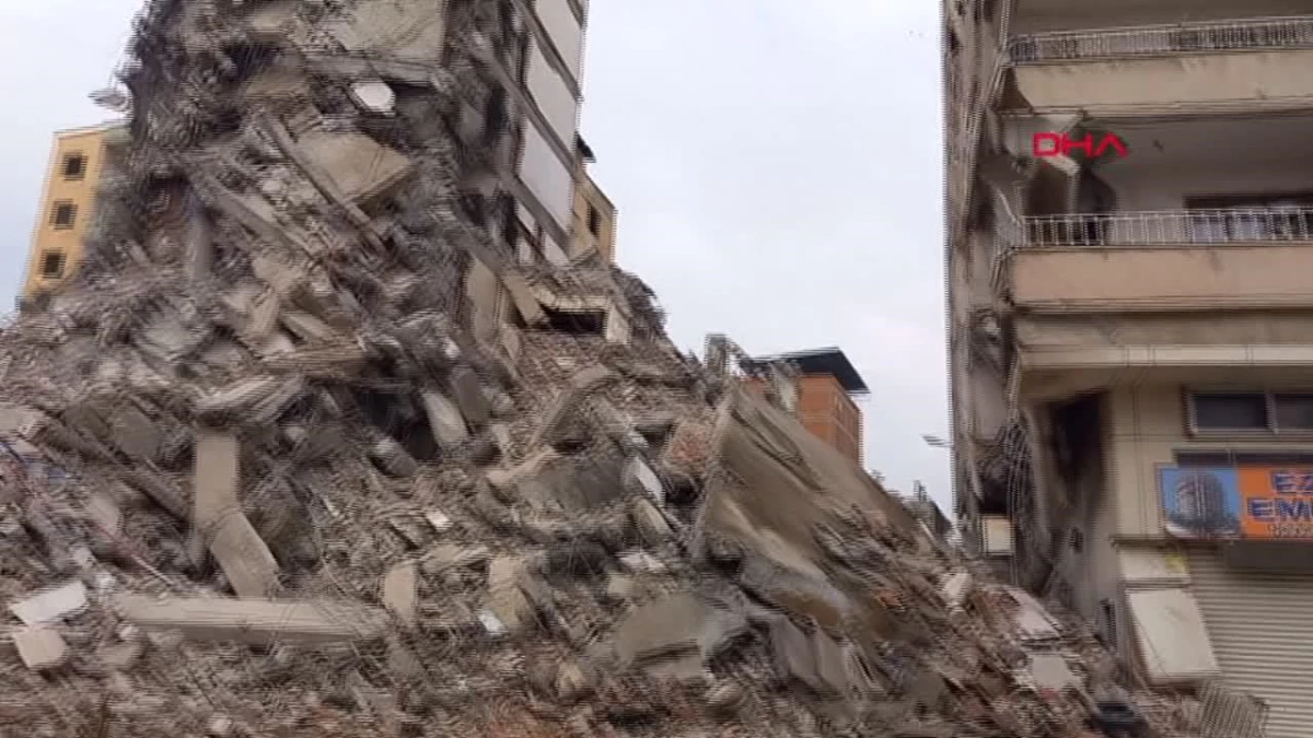 Diyarbakır\'da deprem sonucu çöken bina, komşu binaya zarar verdi