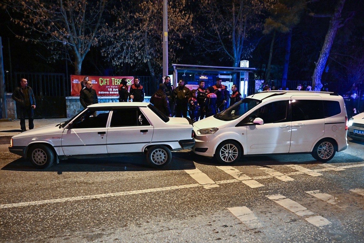 Edirne\'de alkollü sürücü polis aracına çarptı