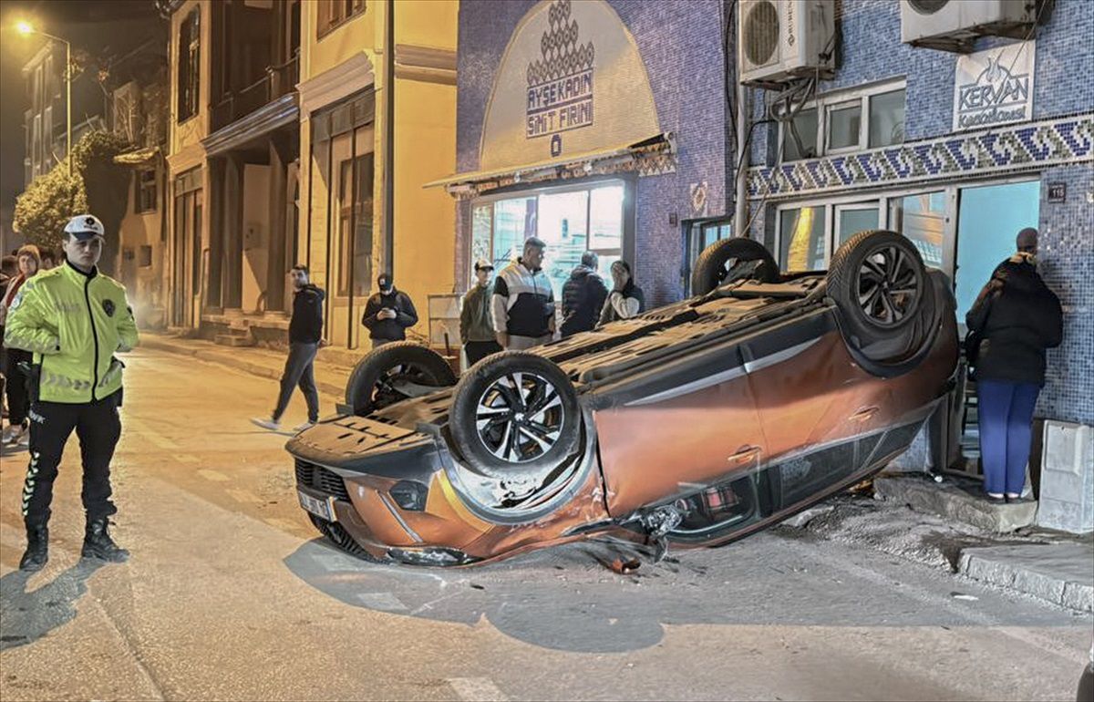 Edirne\'de devrilen otomobilin sürücüsü yaralandı