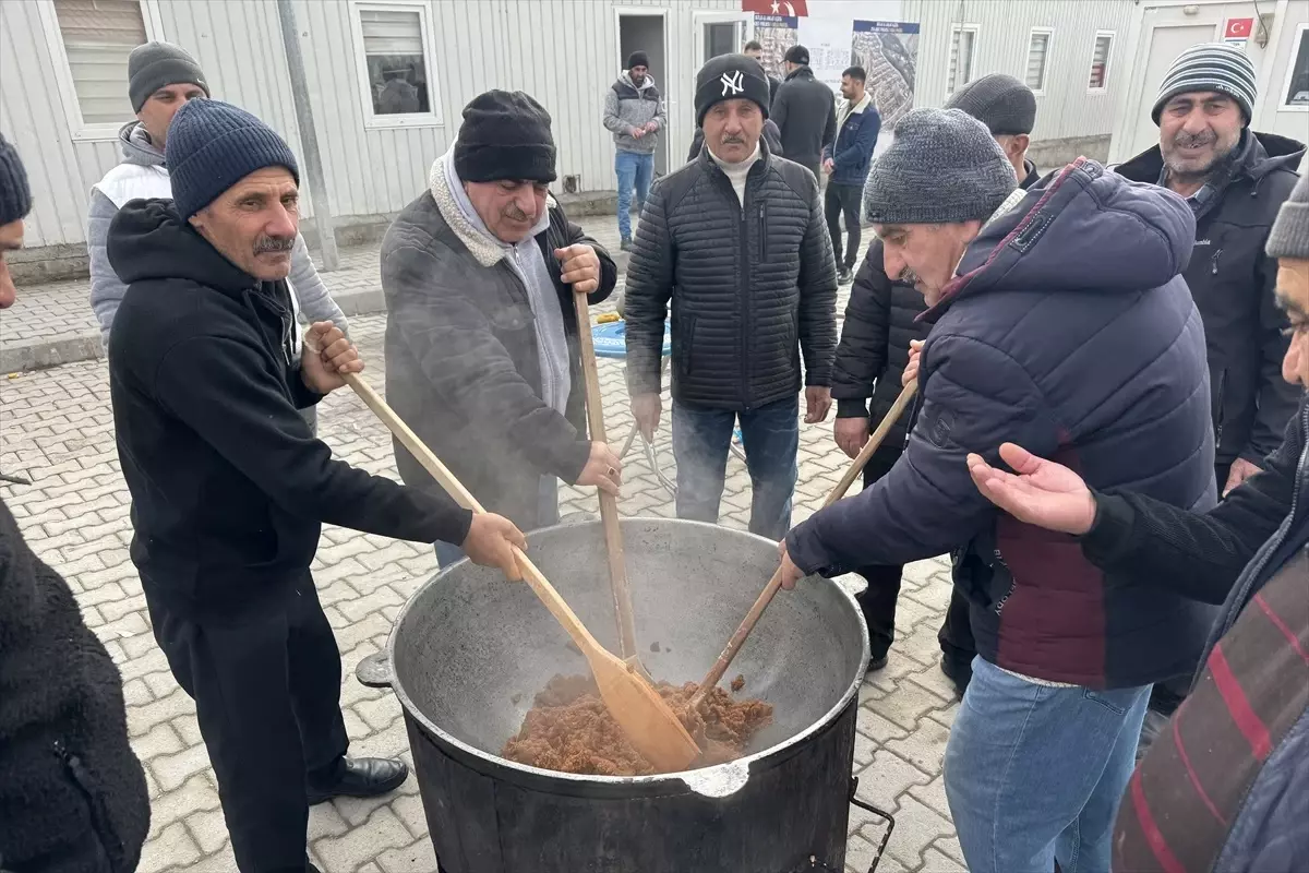 Elazığ\'da Ahıska Türkleri şehitler için mevlit okuttu ve helva dağıttı