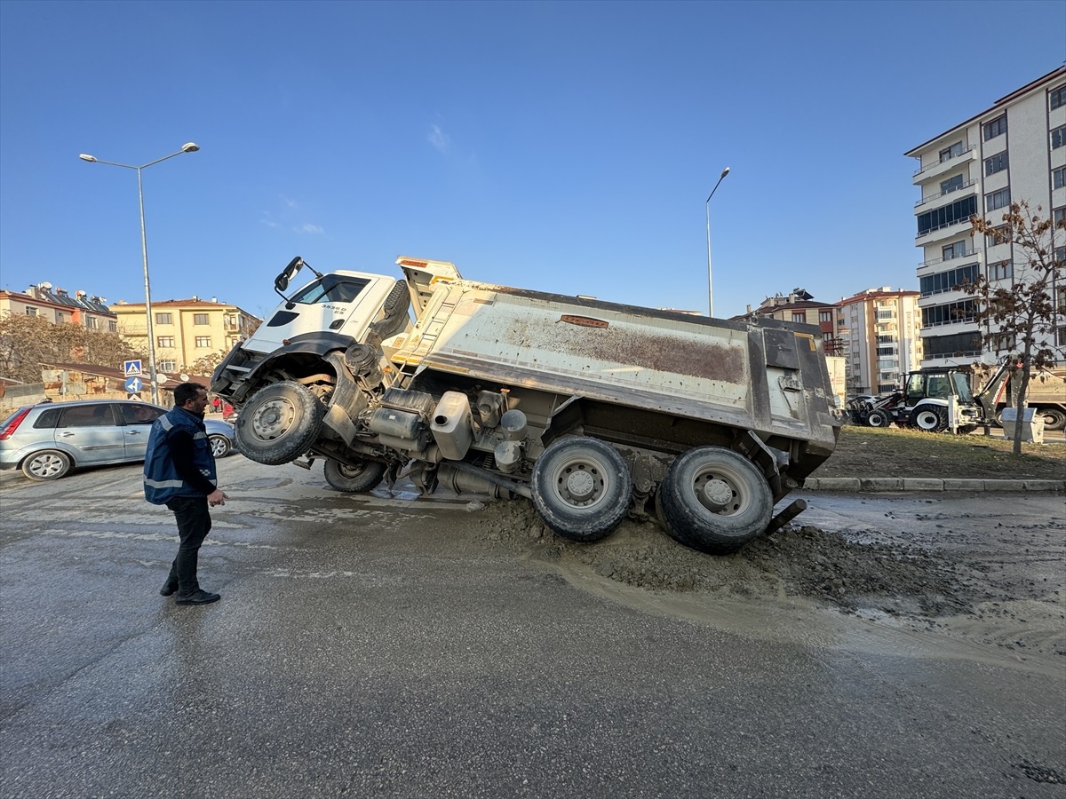 Elazığ\'da asfalt yolda çökme sonucu kamyonda hasar oluştu