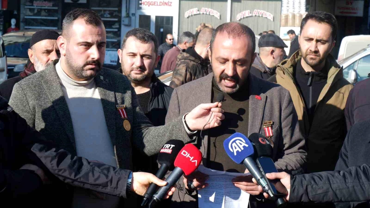 Türkiye Gaziler ve Şehit Aileleri Vakfı Erzurum Şube Başkanı Rıza Demir, DEM il binası önünde basın açıklaması yaptı