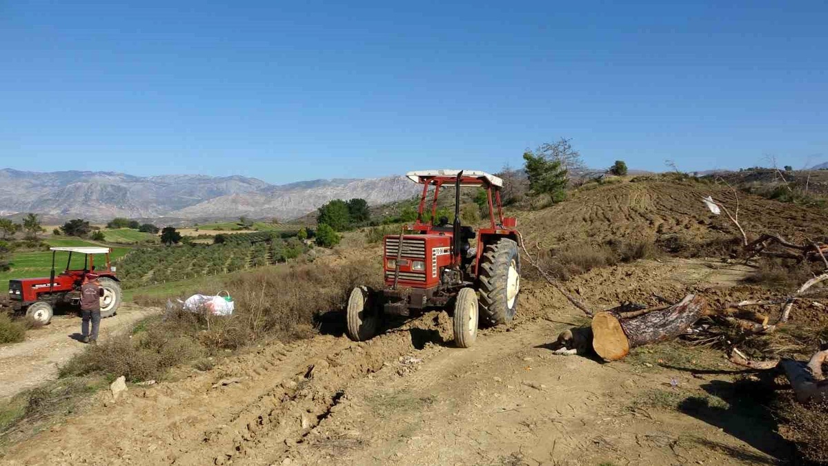 Manavgat\'ta tarlada çalışan kadının ayağı traktör şaftına sıkıştı
