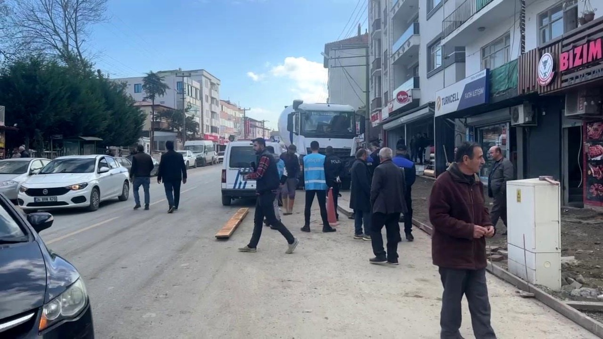 Sakarya\'da kaldırım yenileme kavgası: 2 işçi yaralandı