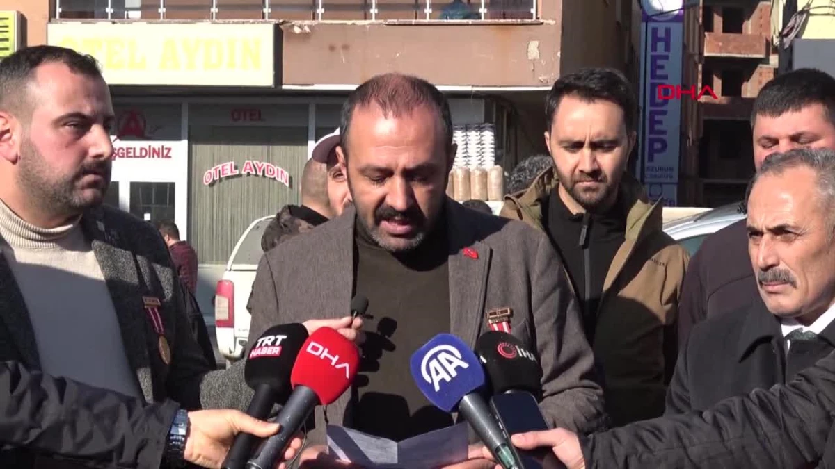 Bitlis\'te Gaziler ve Şehit Aileleri Vakfı üyeleri HDP İl Binası önünde basın açıklaması yaptı