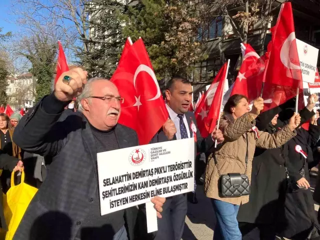 Gazi ve şehit yakınları, DEM Parti binası önüne sarı torba bıraktı