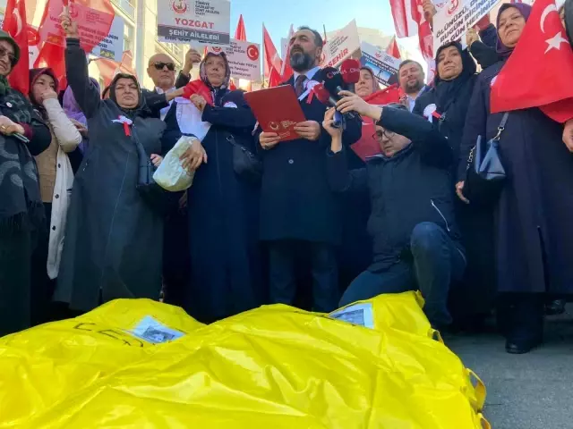 Gazi ve şehit yakınları, DEM Parti binası önüne sarı torba bıraktı