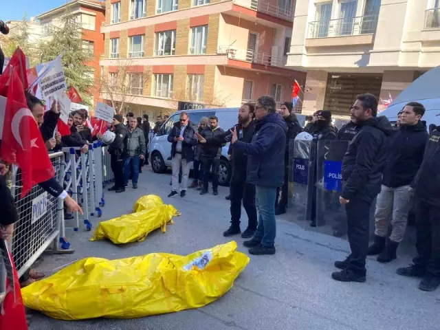 Gazi ve şehit yakınları, DEM Parti binası önüne sarı torba bıraktı