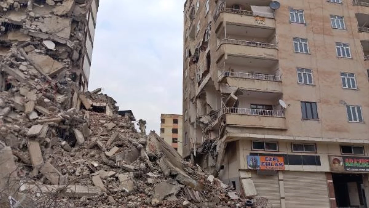 Diyarbakır\'da deprem sonucu çöken bina, bitişiğindeki apartmana zarar verdi