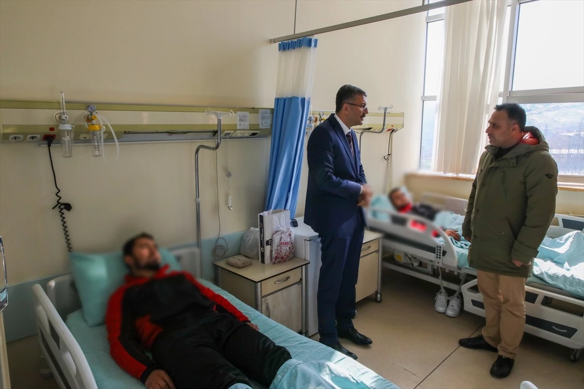 Hakkari Valisi Ali Çelik, yaralı askerleri ziyaret etti