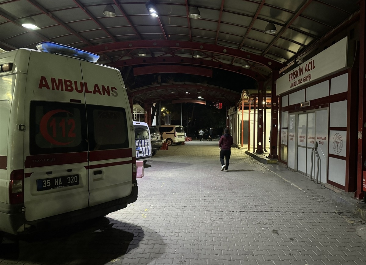 İzmir\'de bıçaklı kavgada yaralanan kişi hastanede tekrar bıçaklandı