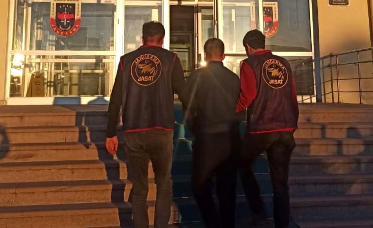 Samsun\'da jandarma ekipleri 10 yıl hapis cezası bulunan firariyi yakaladı