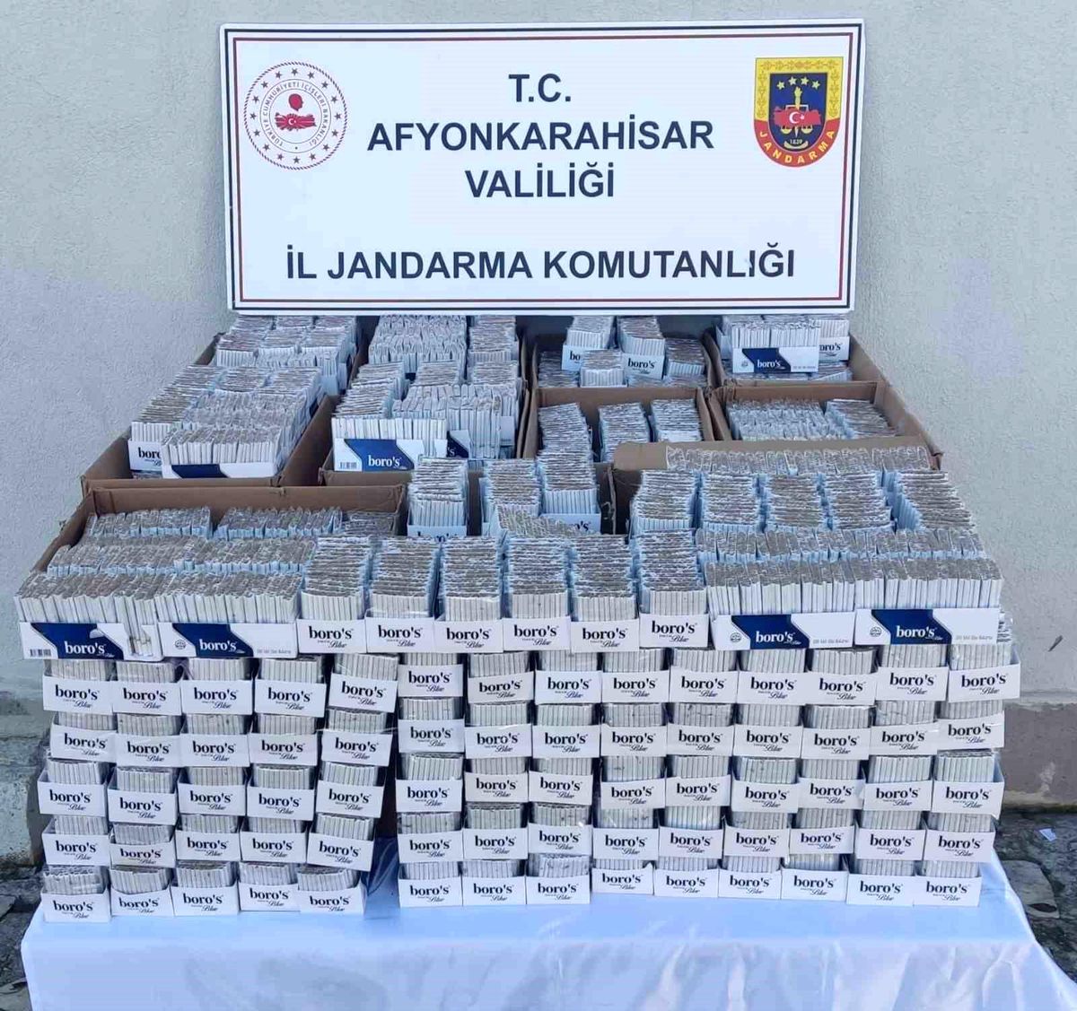 Afyonkarahisar\'da durdurulan kamyonette 160 bin adet bandrolsüz makaron ele geçirildi