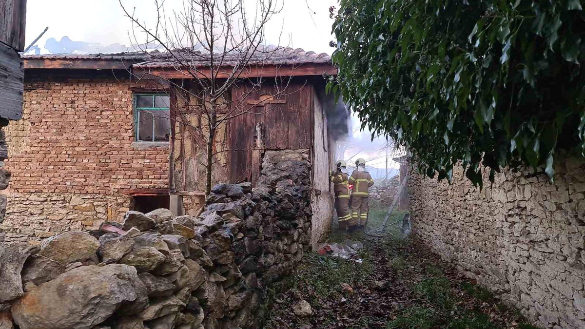 Safranbolu\'da İki Katlı Ev Yanarak Kullanılamaz Hale Geldi