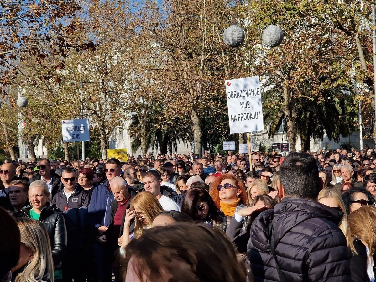 Karadağ\'da eğitim çalışanları zam talebiyle gösteri düzenledi
