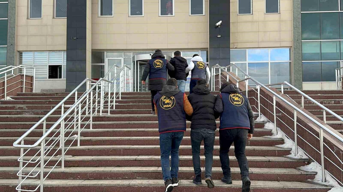 Kars\'ta FETÖ üyesi 3 kişi yakalandı