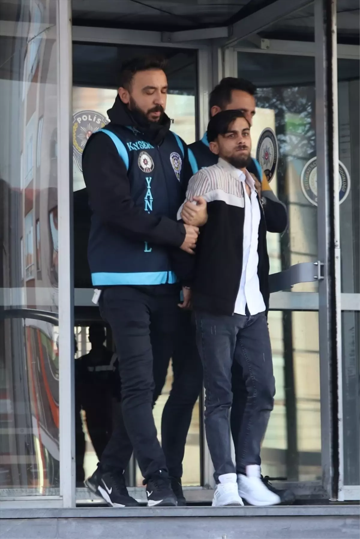 Kayseri\'de aranan kişi mutfak dolabının arkasında yakalandı