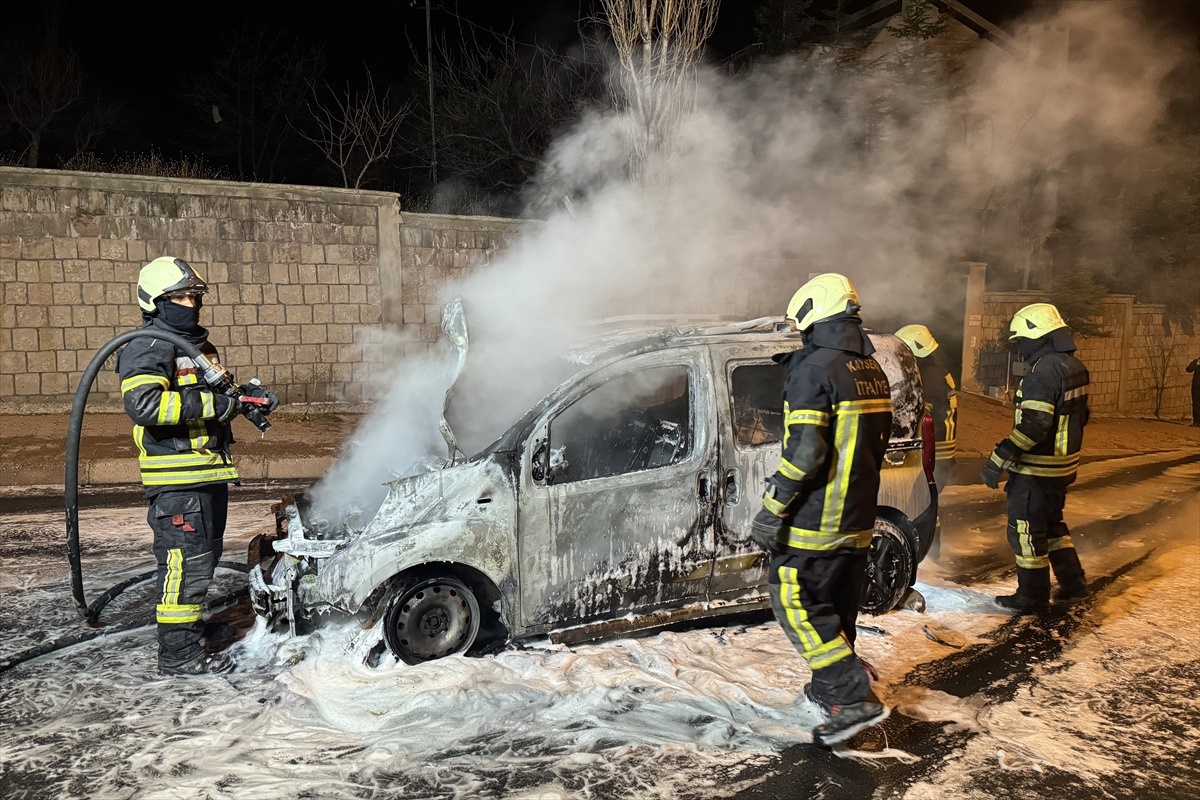 Kayseri\'de seyir halindeyken alev alan hafif ticari araç kullanılamaz hale geldi