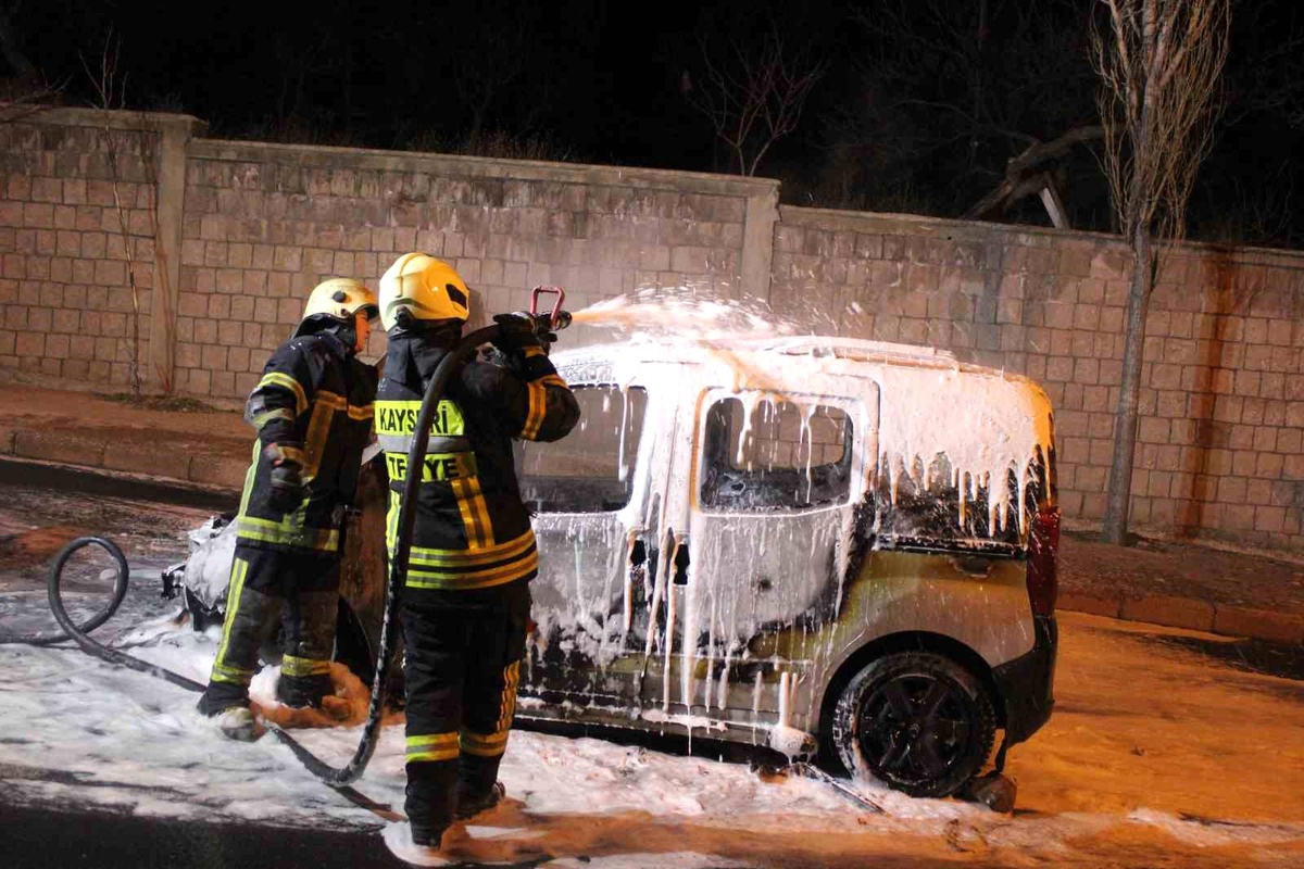 Kayseri\'de seyir halindeki araç alev aldı