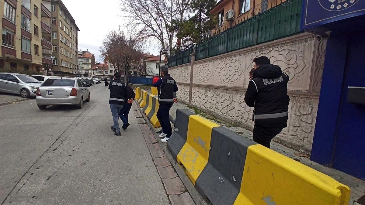 Konya\'da Kaçakçılara Operasyon: Binlerce Kaçak Tütün Mamulü ve Elektronik Eşya Ele Geçirildi