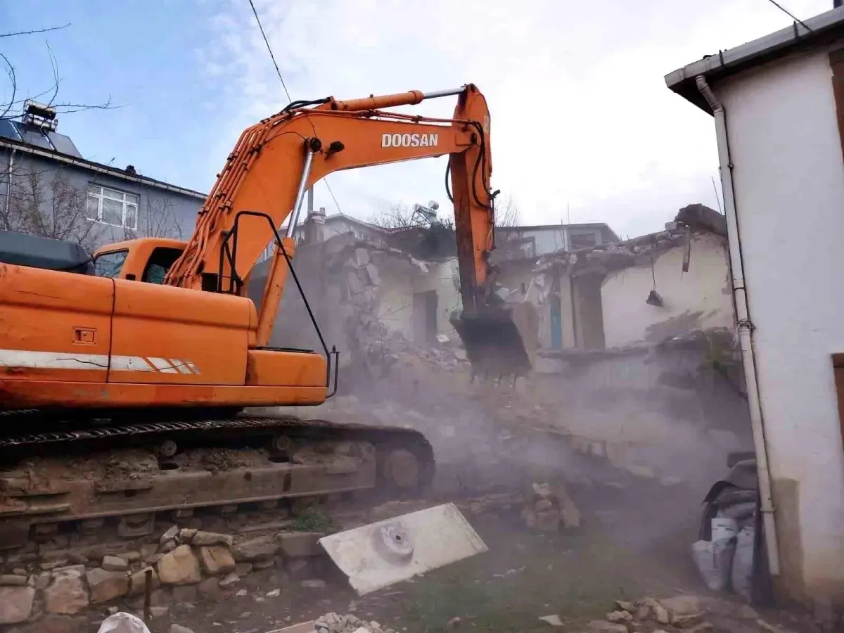 Körfez\'de tehlike arz eden ve metruk durumdaki binalar yıkılıyor