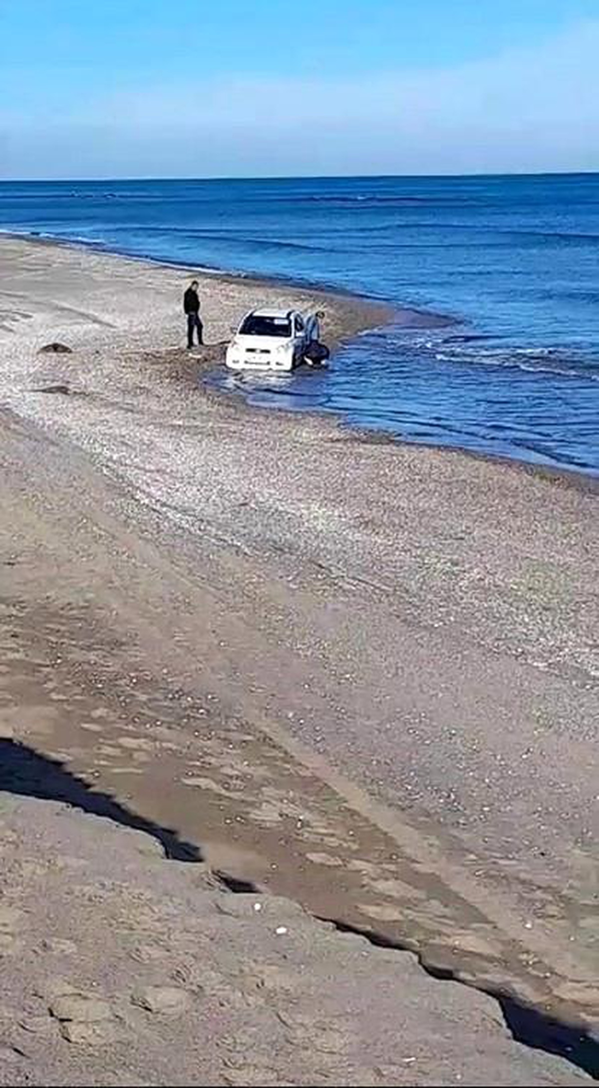 Sakarya\'da otomobil denizde mahsur kaldı