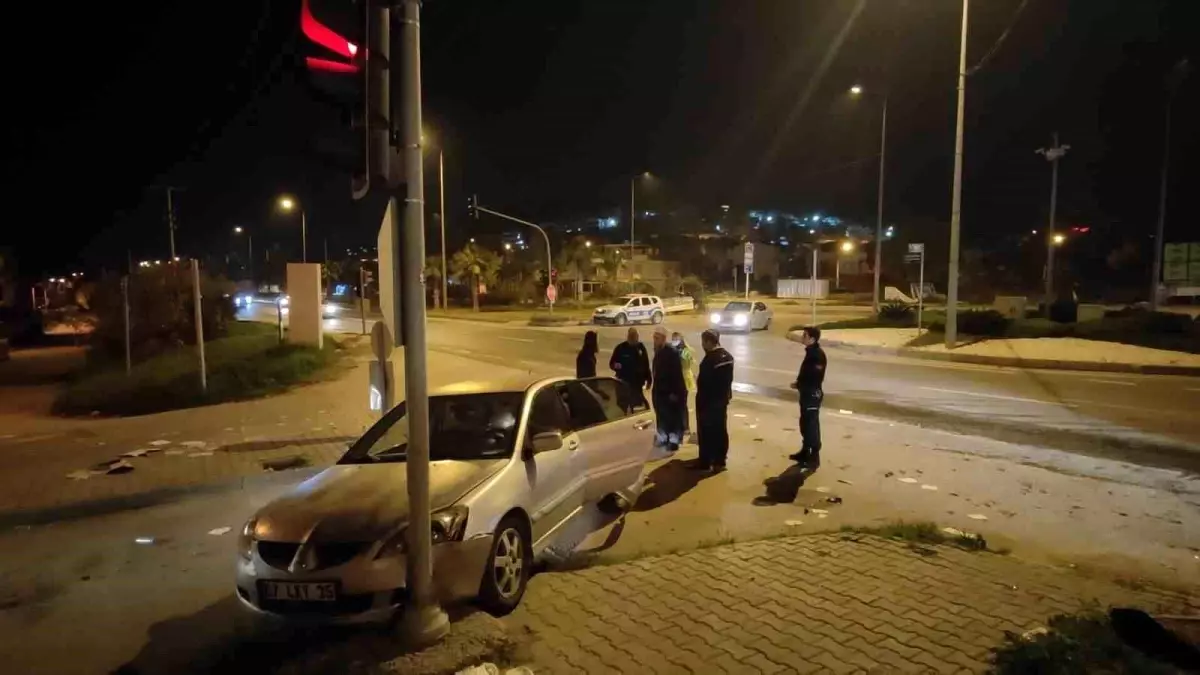 Kuşadası\'nda kırmızı ışık ihlali sonucu trafik kazası: 2 yaralı