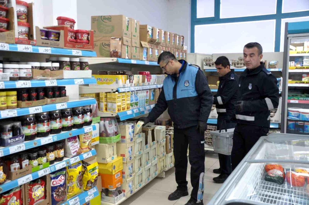 Lapseki Belediyesi, marketlerde denetimlerini sürdürüyor