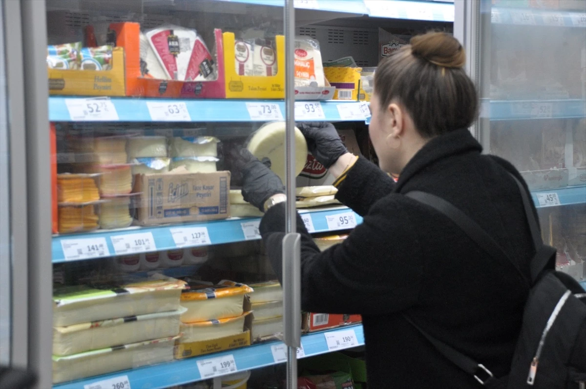 Lapseki\'de Belediye Zabıtası Marketlerde Fiyat Denetimi Yaptı