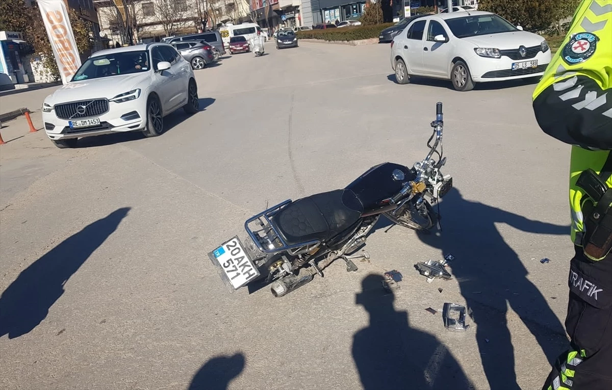 Amasya\'da motosiklet ile otomobil çarpıştı: 1 yaralı
