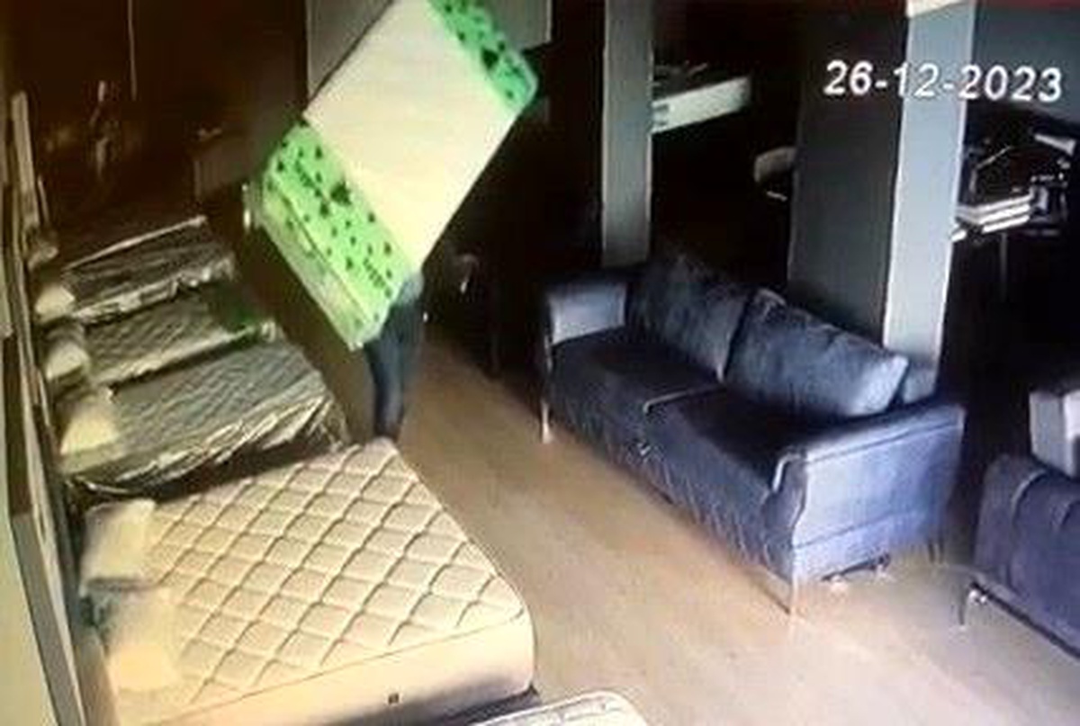 Bursa\'da Mobilya Dükkanından Yatak Hırsızlığı
