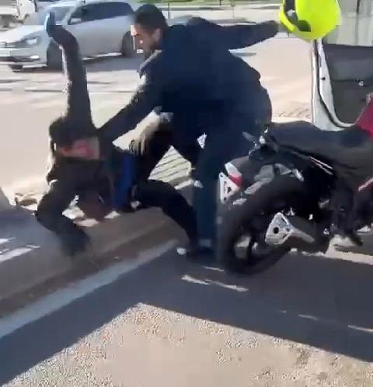 Bursa\'da motosiklet sürücüsünü kaskla darp eden şahıs tutuklandı