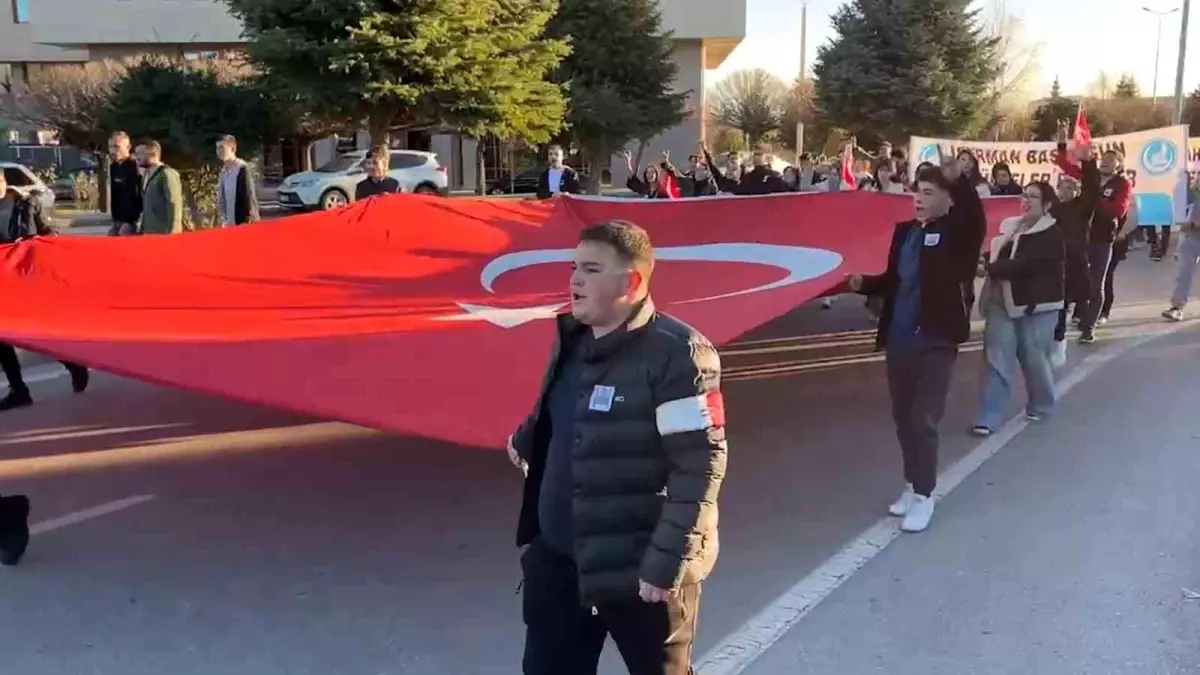 Niğde Ömer Halisdemir Üniversitesi öğrencileri şehitler için yürüyüş düzenledi