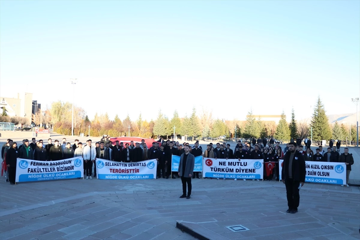 Niğde Ömer Halisdemir Üniversitesi öğrencileri, Pençe Kilit Harekatı\'nda şehit olan askerler için yürüyüş düzenledi